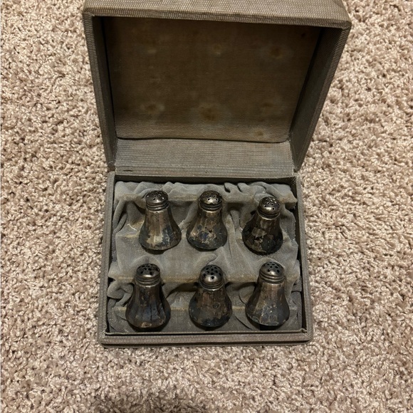 Silver salt and pepper shakers - Picture 1 of 5